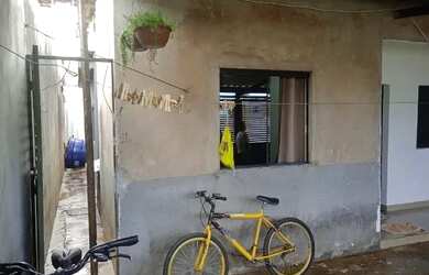 Imagem: A casa possui 3 Dormitórios, 1 Banheiro, 2 Vagas na garagem