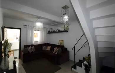 Imagem: A casa possui 4 Dormitórios, 1 Banheiro, 1 Vaga na garagem