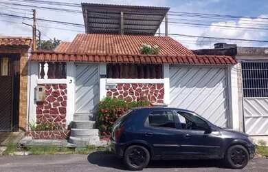 Imagem: A casa possui 2 Dormitórios, 1 Banheiro, 2 Vagas na garagem