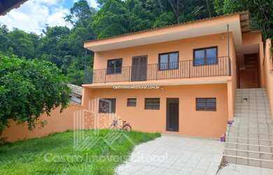 Imagem: A casa possui 2 Dormitórios, 2 Banheiros, 2 Vagas na garagem