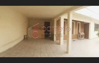 Imagem: A casa possui 3 Dormitórios, 2 Banheiros, 3 Vagas na garagem