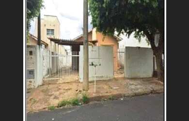 Imagem: A casa possui 2 Dormitórios, 1 Banheiro, 1 Vaga na garagem