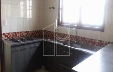 Imagem: A casa possui 3 Dormitórios, 2 Banheiros, 5 Vagas na garagem