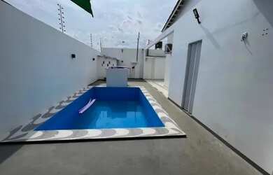 Imagem: A casa possui 3 Dormitórios, 3 Banheiros, 2 Vagas na garagem