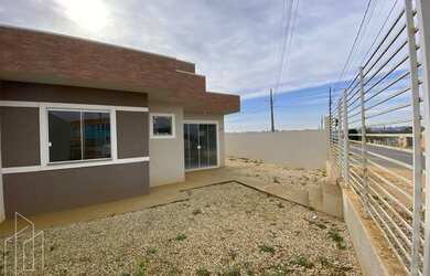 Imagem: A casa possui 2 Dormitórios, 1 Banheiro, 1 Vaga na garagem