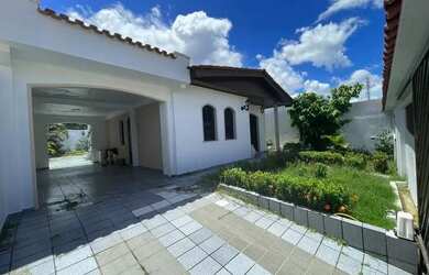 Imagem: A casa possui 3 Dormitórios, 3 Banheiros, 2 Vagas na garagem