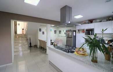 Imagem: A casa possui 3 Dormitórios, 4 Banheiros, 3 Vagas na garagem