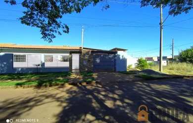 Imagem: A casa possui 3 Dormitórios, 2 Banheiros, 2 Vagas na garagem