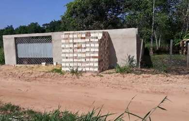 Imagem: A casa possui 2 Dormitórios, 1 Banheiro, 2 Vagas na garagem