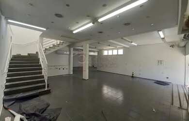 Imagem: O depósito possui 5 Vagas na garagem, 341m² de Área e está