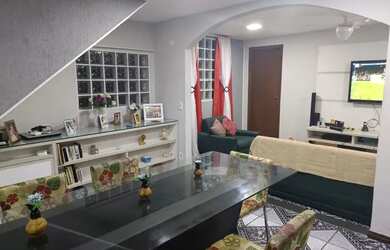 Imagem: A casa possui 3 Dormitórios, 2 Vagas na garagem e está localizado