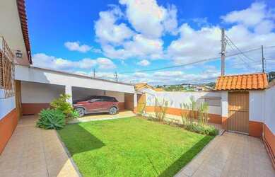 Imagem: A casa possui 5 Dormitórios, 3 Banheiros, 3 Vagas na garagem