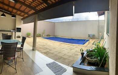 Imagem: A casa possui 3 Dormitórios, 3 Banheiros, 4 Vagas na garagem