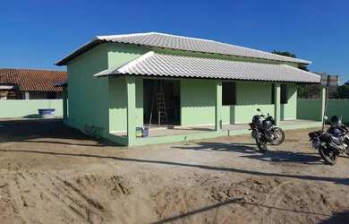 Imagem: A casa possui 2 Dormitórios, 1 Banheiro, 2 Vagas na garagem