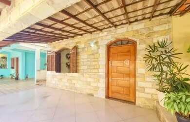 Imagem: A casa possui 3 Dormitórios, 1 Banheiro, 1 Vaga na garagem