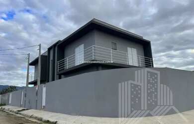 Imagem: A casa possui 3 Dormitórios, 1 Banheiro, 3 Vagas na garagem