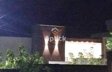 Imagem: A casa possui 3 Dormitórios, 2 Banheiros, 5 Vagas na garagem