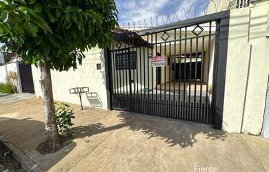 Imagem: A casa possui 3 Dormitórios, 2 Banheiros, 5 Vagas na garagem