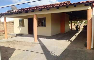 Imagem: A casa possui 2 Dormitórios, 1 Banheiro, 2 Vagas na garagem