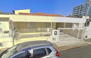 Imagem: A casa possui 3 Dormitórios, 4 Banheiros, 2 Vagas na garagem