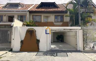 Imagem: A casa possui 3 Dormitórios, 2 Banheiros, 2 Vagas na garagem