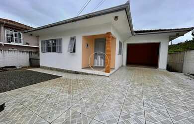 Imagem: A casa possui 2 Dormitórios, 1 Banheiro, 4 Vagas na garagem