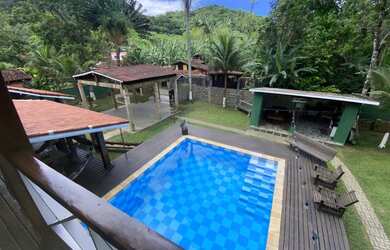 Imagem: A casa possui 5 Dormitórios, Acomodam 30 pessoas, 5 Vagas na