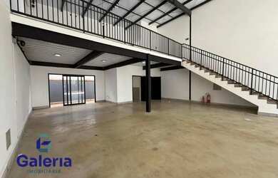 Imagem: O depósito possui 4 Vagas na garagem, 261m² de Área e está