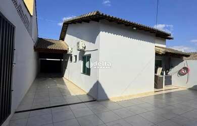 Imagem: A casa possui 2 Dormitórios, 2 Banheiros, 5 Vagas na garagem