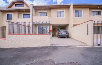 Imagem: A casa possui 3 Dormitórios, 3 Banheiros, 2 Vagas na garagem