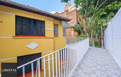 Imagem: A casa possui 5 Dormitórios, 3 Banheiros, 259m² de Área e