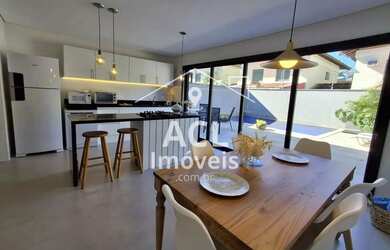 Imagem: A casa possui 4 Dormitórios, 5 Banheiros, 2 Vagas na garagem