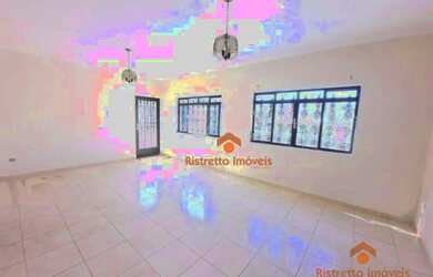 Imagem: A casa possui 4 Dormitórios, 5 Banheiros, 4 Vagas na garagem