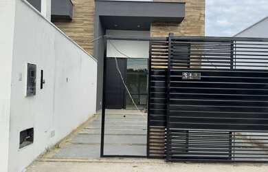 Imagem: A casa possui 3 Dormitórios, 2 Banheiros, 2 Vagas na garagem