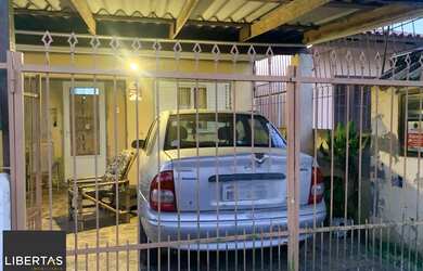 Imagem: A casa possui 2 Dormitórios, 1 Banheiro, 1 Vaga na garagem