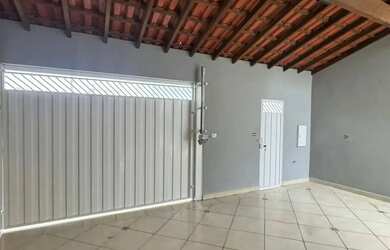 Imagem: A casa possui 3 Dormitórios, 1 Banheiro, 2 Vagas na garagem
