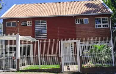 Imagem: A casa possui 4 Dormitórios, 2 Banheiros, 1 Vaga na garagem