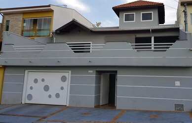 Imagem: A casa possui 3 Dormitórios, 2 Banheiros, 2 Vagas na garagem