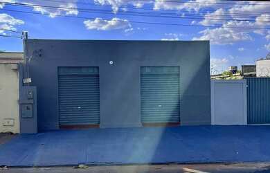 Imagem: A casa possui 3 Dormitórios, 2 Banheiros, 5 Vagas na garagem