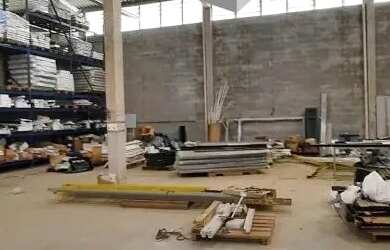 Imagem: O depósito possui 5 Vagas na garagem, 1925m² de Área e está