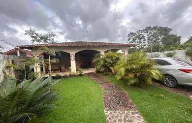 Imagem: A casa possui 4 Dormitórios, Acomodam 15 pessoas, 5 Vagas na