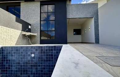 Imagem: A casa possui 3 Dormitórios, 3 Banheiros, 2 Vagas na garagem