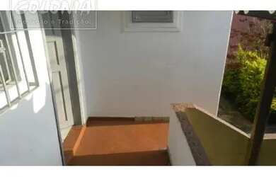 Imagem: A casa possui 3 Dormitórios, 1 Banheiro, 1 Vaga na garagem