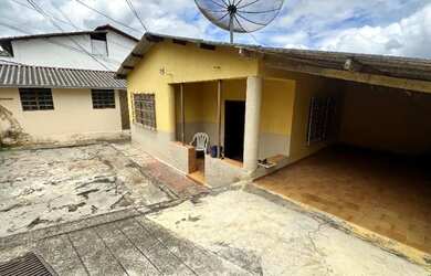 Imagem: A casa possui 4 Dormitórios, 2 Banheiros, 1 Vaga na garagem