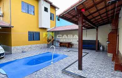 Imagem: A casa possui 4 Dormitórios, 3 Banheiros, 2 Vagas na garagem