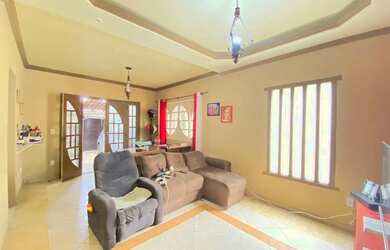 Imagem: A casa possui 3 Dormitórios, 2 Banheiros, 2 Vagas na garagem