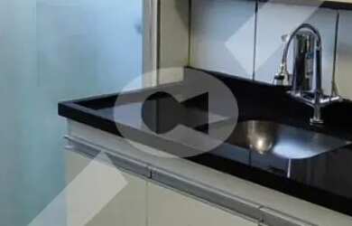 Imagem: O apartamento possui 2 Dormitórios, 1 Banheiro, 1 Vaga na garagem