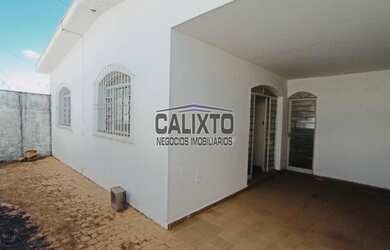 Imagem: A casa possui 4 Dormitórios, 1 Banheiro, 2 Vagas na garagem