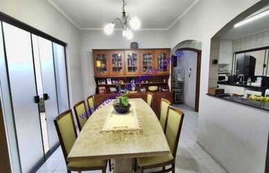 Imagem: A casa possui 3 Dormitórios, 1 Banheiro, 4 Vagas na garagem