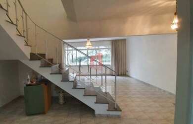 Imagem: A casa possui 3 Dormitórios, 4 Banheiros, 3 Vagas na garagem